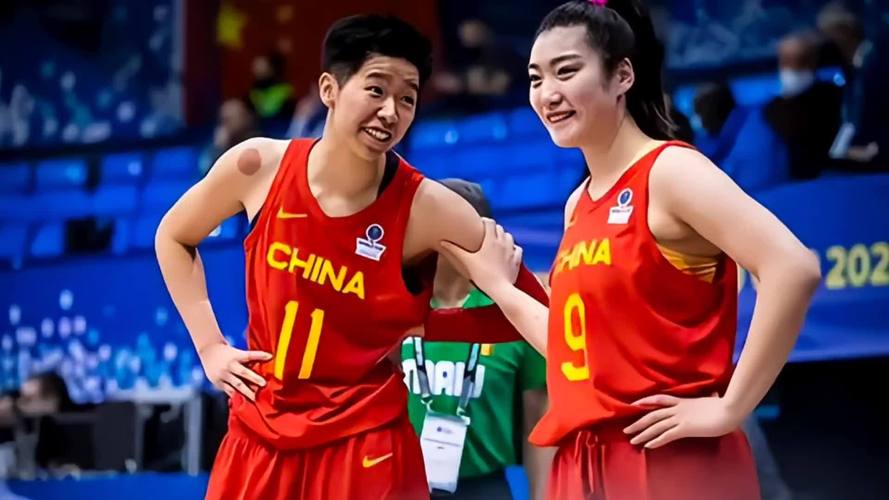 中国女篮vs法国国外解说
